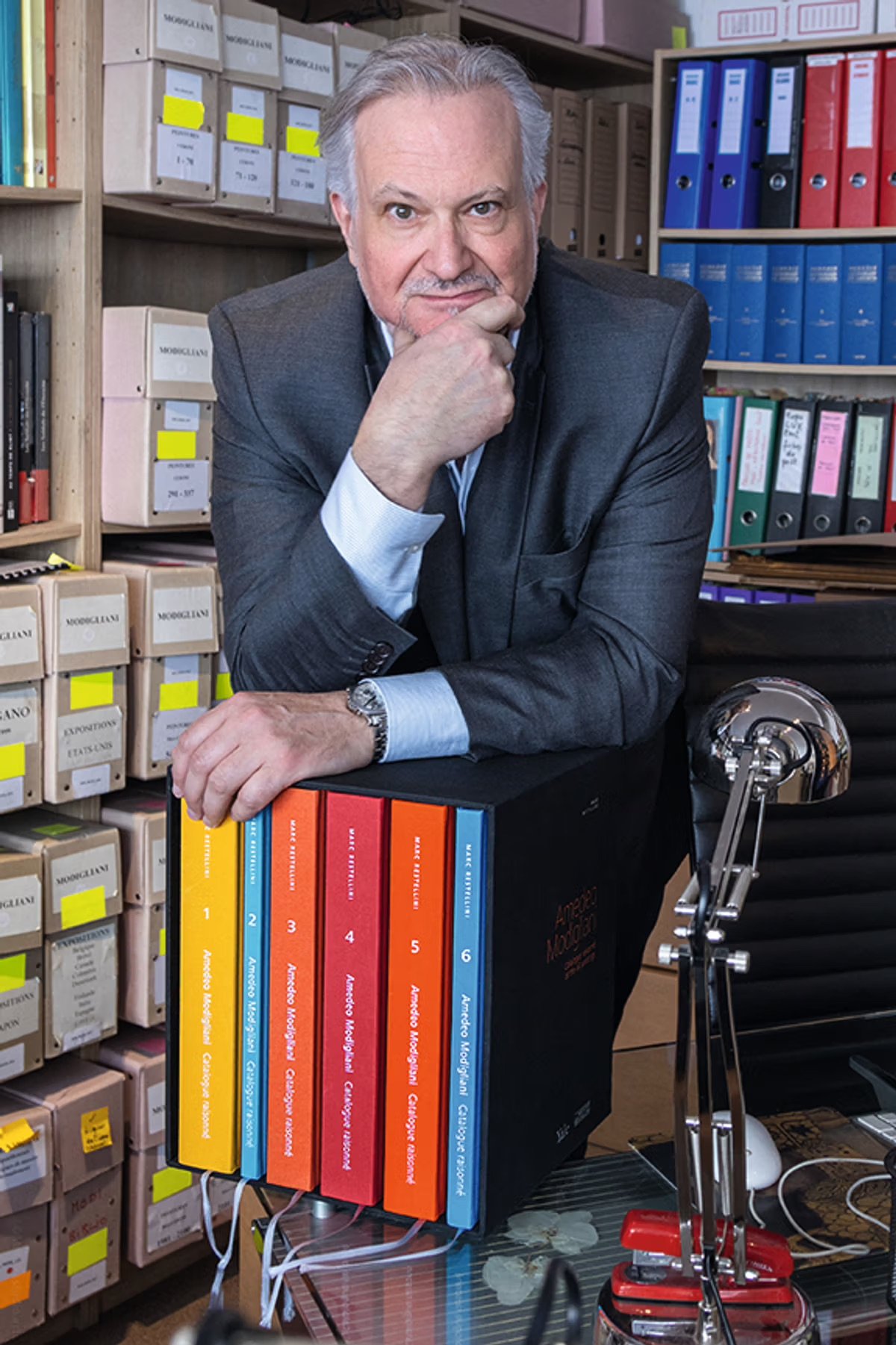 Marc Restellini avec le catalogue raisonné d'Amedeo Modigliani. Photo Malaïka Marie Jeanne. © Malaikastudio.art