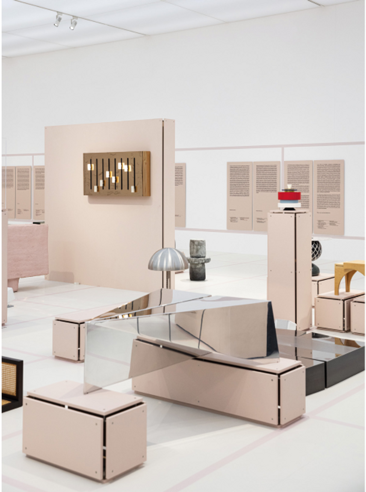 Vue de l’exposition « Beyrouth. Les temps du design », Mudac,
Lausanne, 2023. © Étienne Malapert