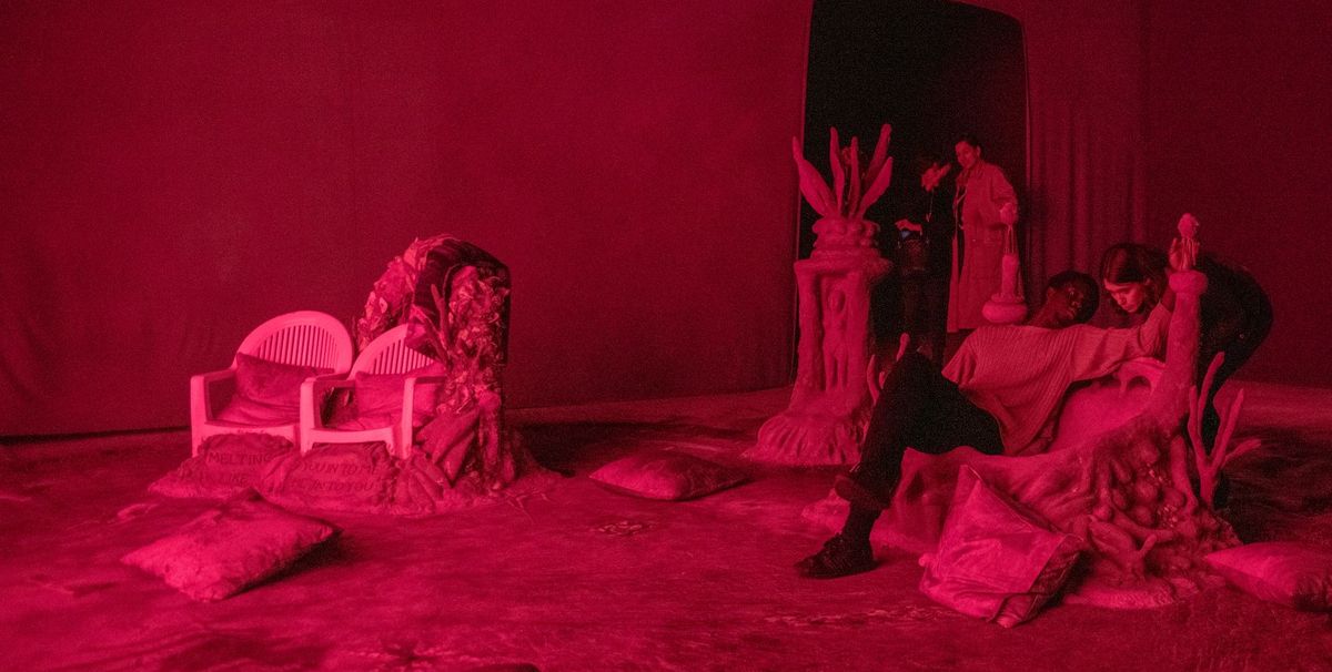 Vue de l’exposition « Laure Prouvost, Deep See Blue Surrounding You/Vois Ce Bleu Profond Te Fondre », Pavillon français à la 58e Biennale d’art de Venise, 2019. © Giacomo Cosua