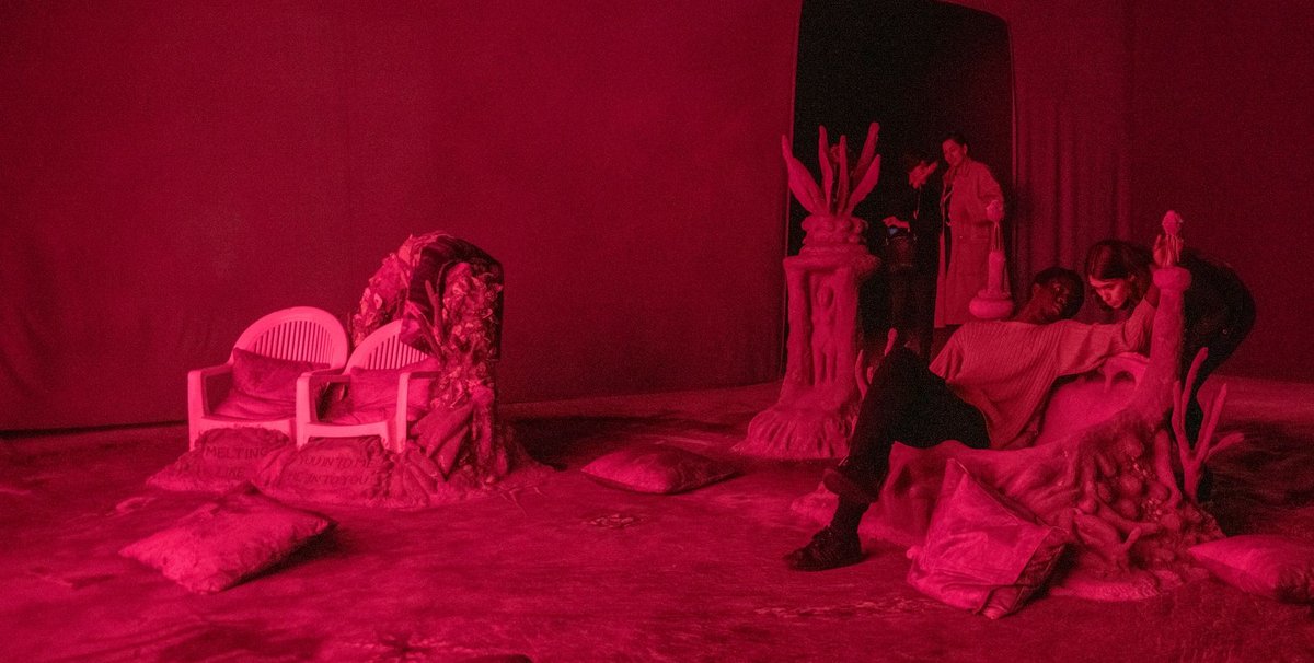 Vue de l’exposition « Laure Prouvost, Deep See Blue Surrounding You/Vois Ce Bleu Profond Te Fondre », Pavillon français à la 58e Biennale d’art de Venise, 2019. © Giacomo Cosua