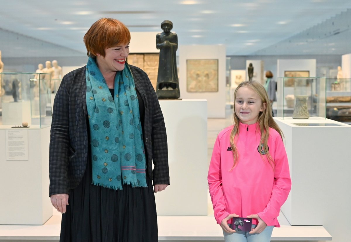 Marie Lavandier, directrice du Louvre-Lens, en compagnie de la 5 millionième visiteuse du musée, dans la Galerie du temps. ©Louvre-Lens / F. Lovino
