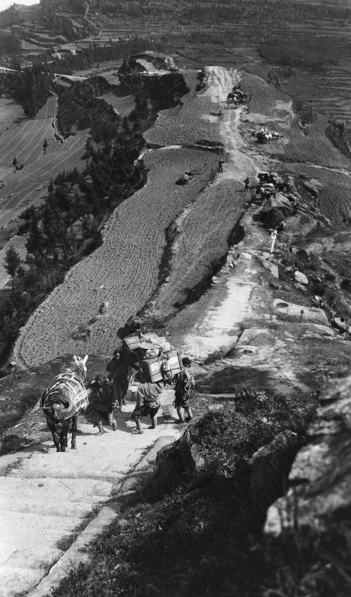 Victor Ségalen, Gilbert de Voisins et Jean Lartigue, Mont Yunding, province du Sichuan, 1914, fac-similé numérique d’après un négatif au gélatino-bromure d’argent sur plaque de verre. © MNAAG, Paris, Dist. GrandPalaisRmn/image musée Guimet