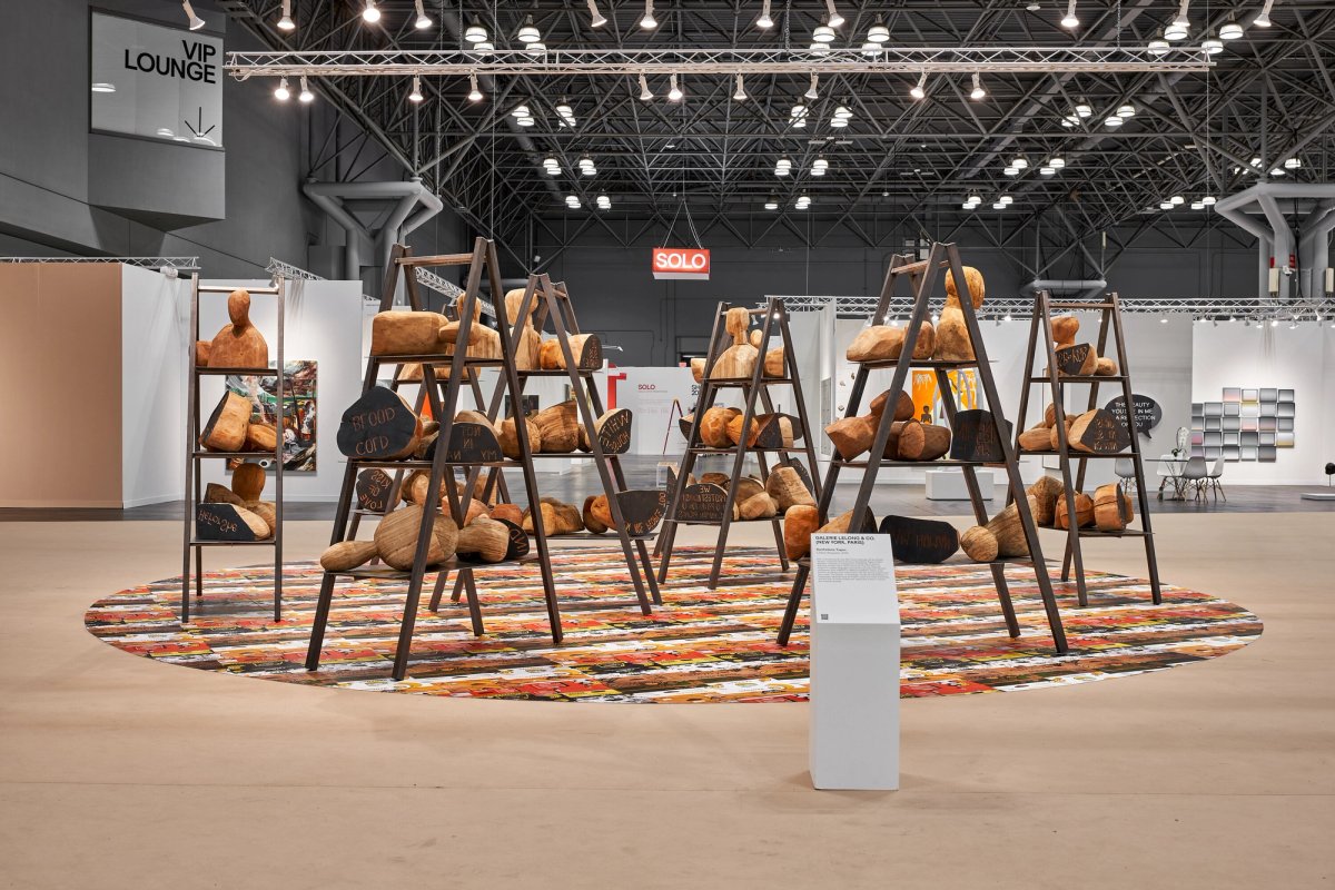 Barthélémy Toguo, lauréat du prix Pommery avec Urban Requiem, 2015. Photo : Kunning Huang