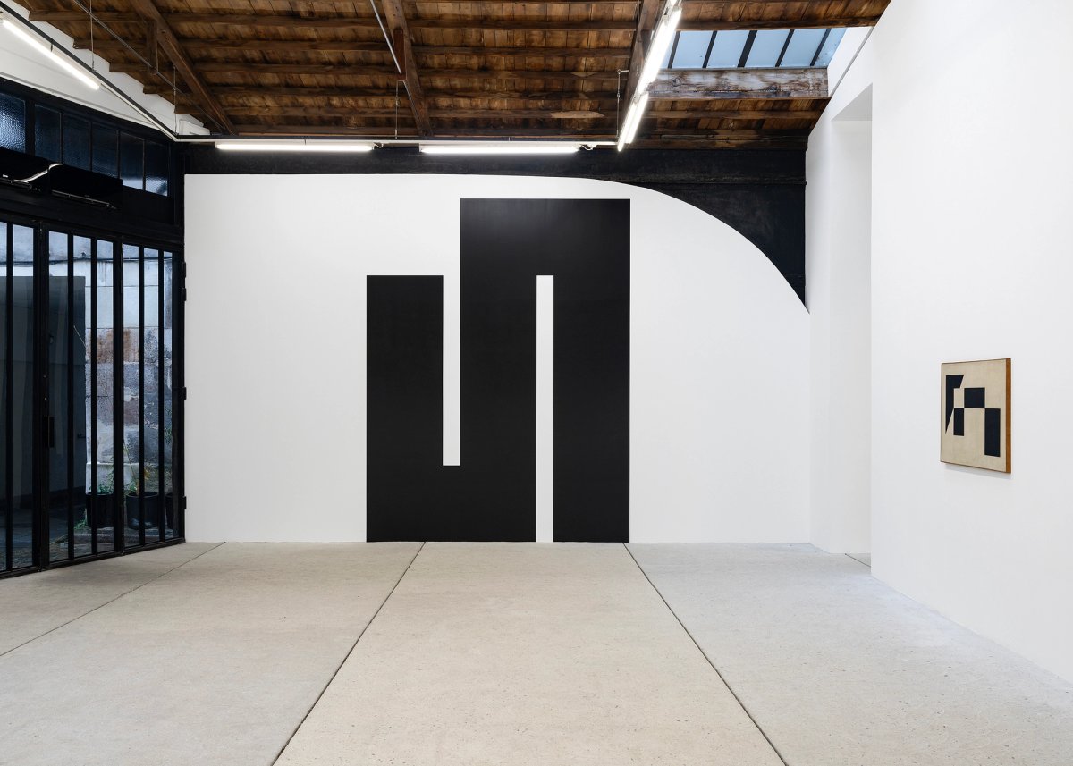 Vue de l’exposition « Julije Knifer : Le Méandre comme destin », à la galerie frank elbaz. Photo : Claire Dorn. Courtesy de l’estate de l’artiste et de la galerie frank elbaz