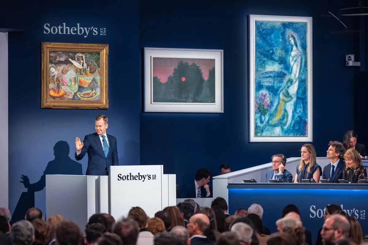 Le commissaire-priseur Oliver Barker lors de la vente d'art moderne de Sotheby's à New York en mai 2024. © Julian Cassady Photography, courtesy Sotheby's
