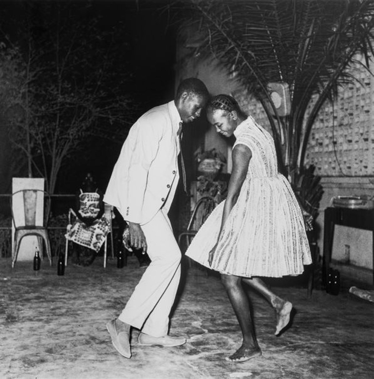 Malik Sidibé, Nuit de Noël (Happy Club), 1963, photographie argentique noir et blanc, collection particulière. © Malik Sidibé. Courtesy de Didier Claes