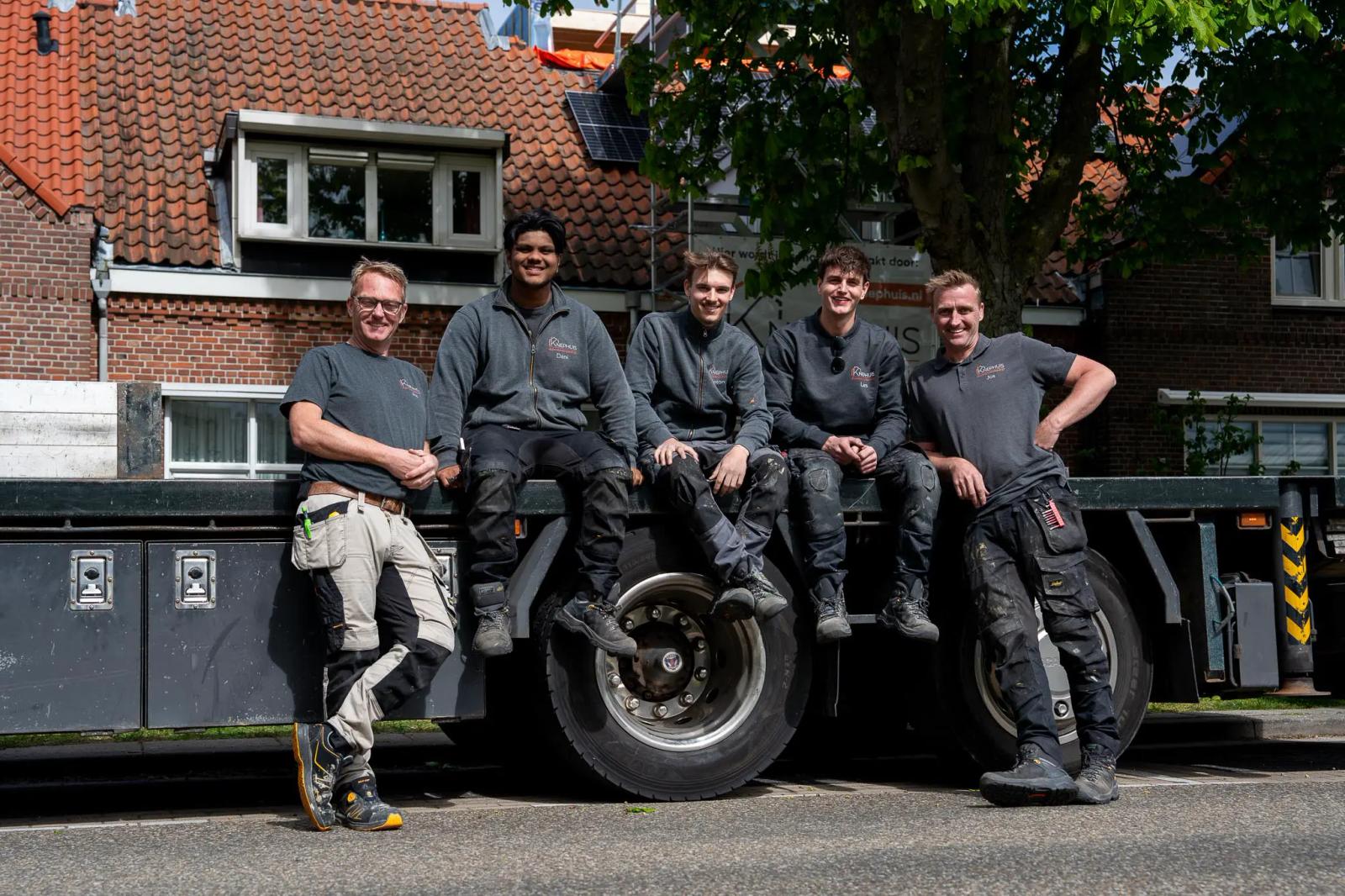 Team Knephuis samen op de bouw