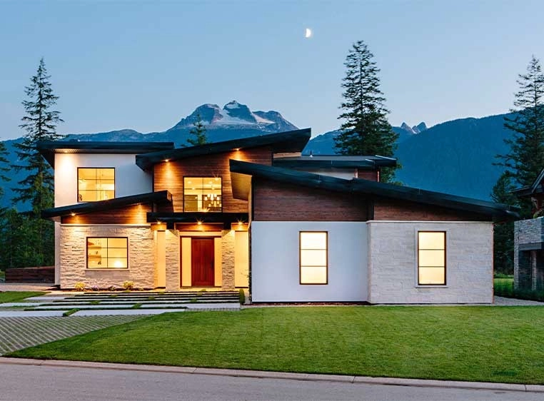 Exterior shot of a modern house in the evening
