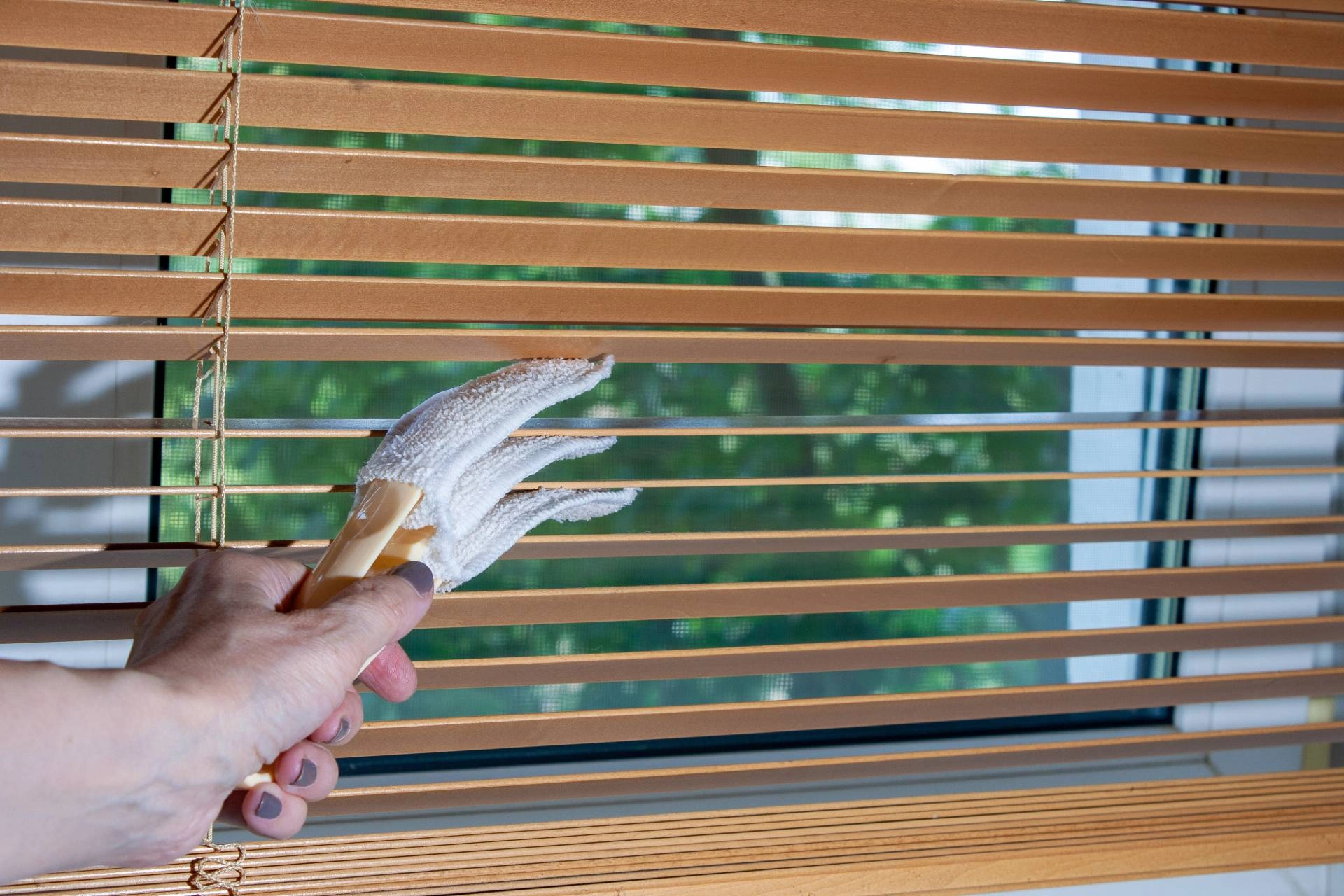photo: 10023885-banner-how-to-clean-faux-wood-blinds.jpg