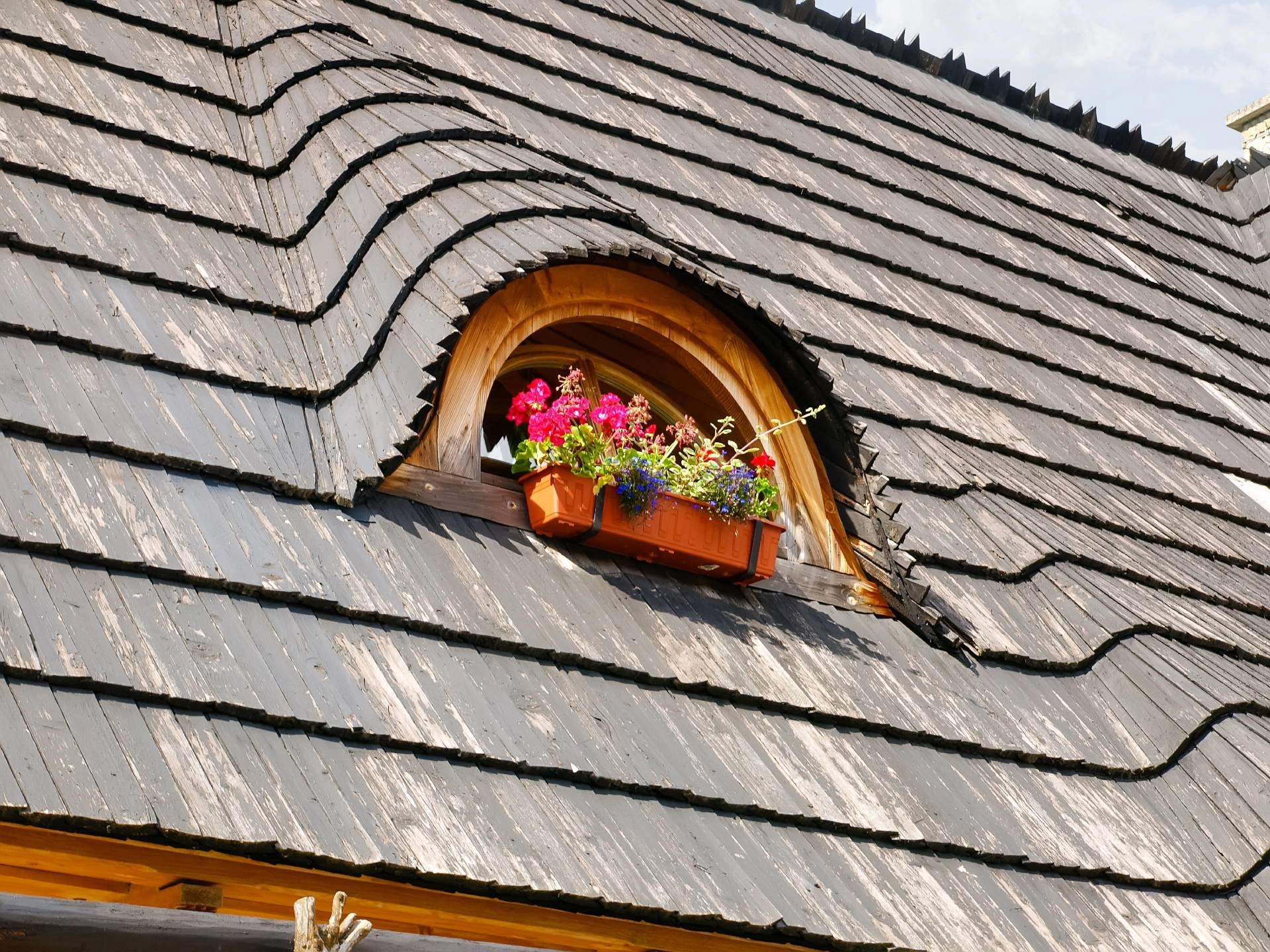 photo: 10040978-banner-what-is-an-eyebrow-window.jpg