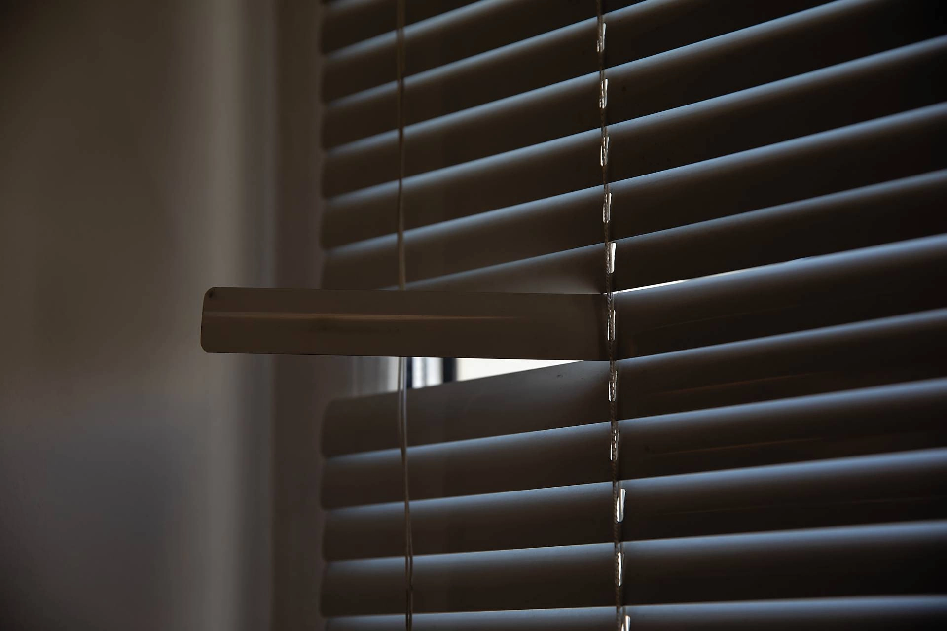 photo: 10162474-banner- how-to-tell-you-need-a-window-blind-replacement.jpg