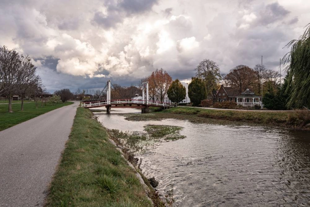 photo: 10182581-tile-a-bridge-crossing-the-macatawa-river.jpg