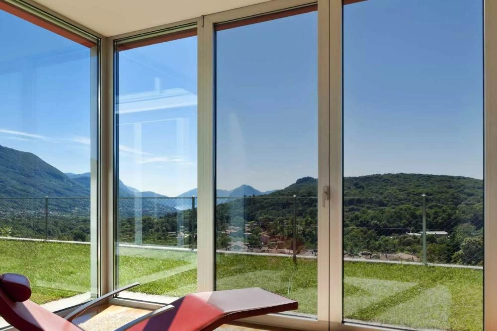 photo: 10006365-tile-window-tinting-window-film-installation-process.jpg