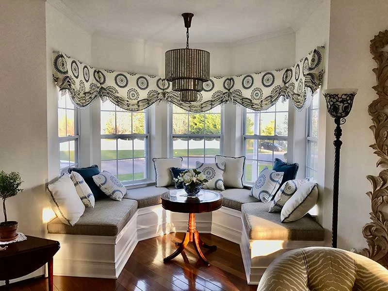 Cusom-Bench-with-London-Valances---Michele-Colondona