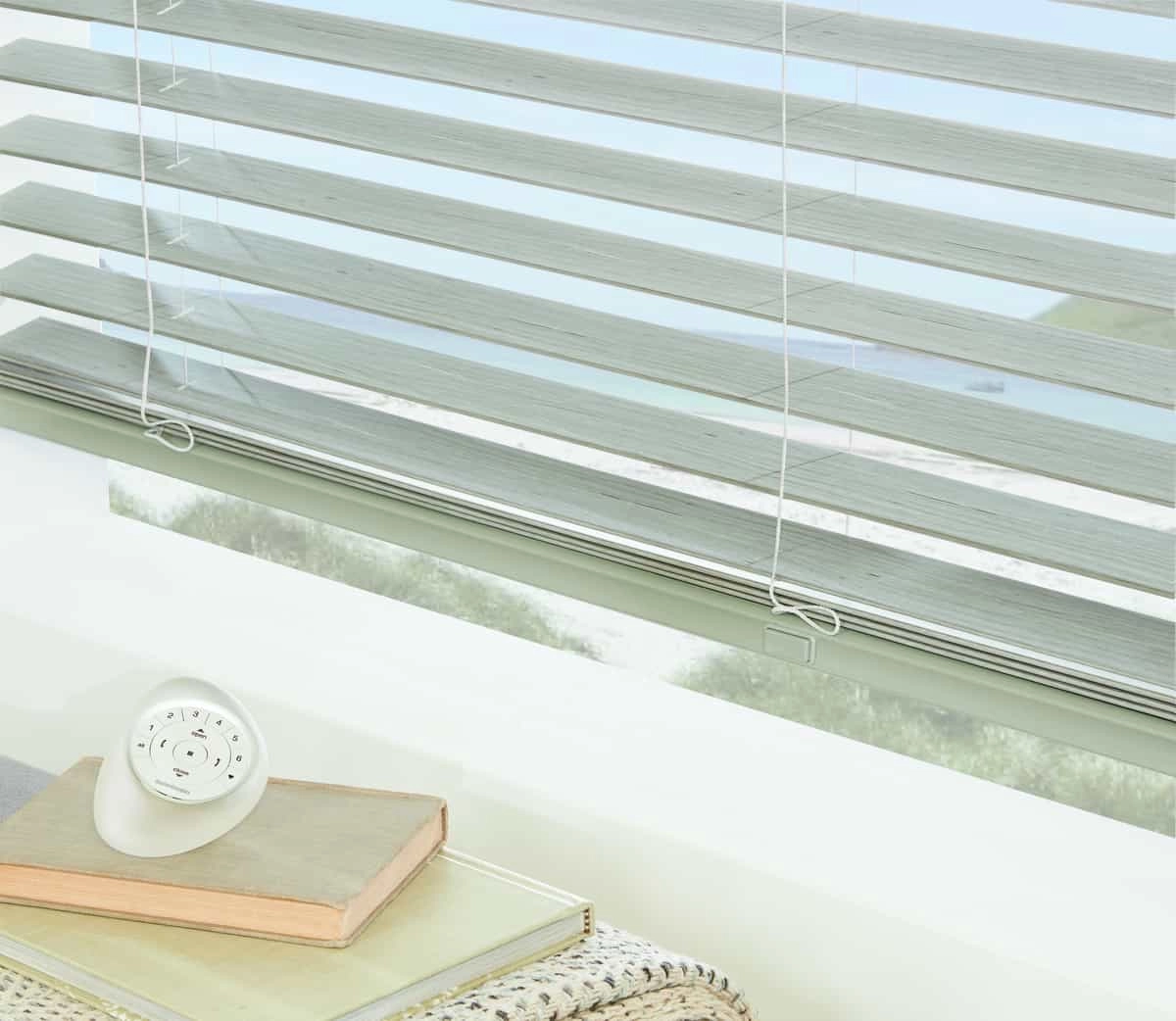 photo: 10027649-banner-should-you-choose-vertical-or-horizontal-blinds.jpg
