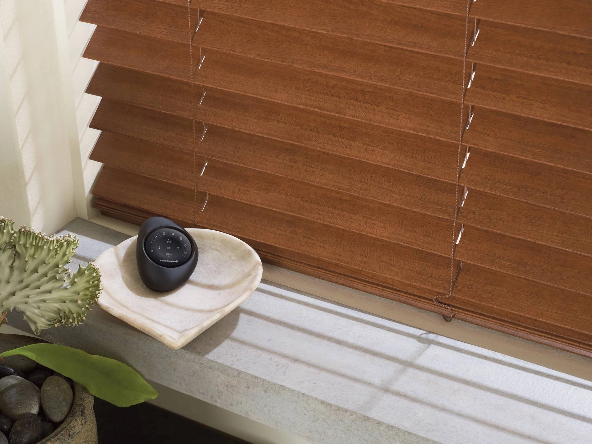photo: 10162474-banner-the-benefits-of-cordless-window-blinds.jpg