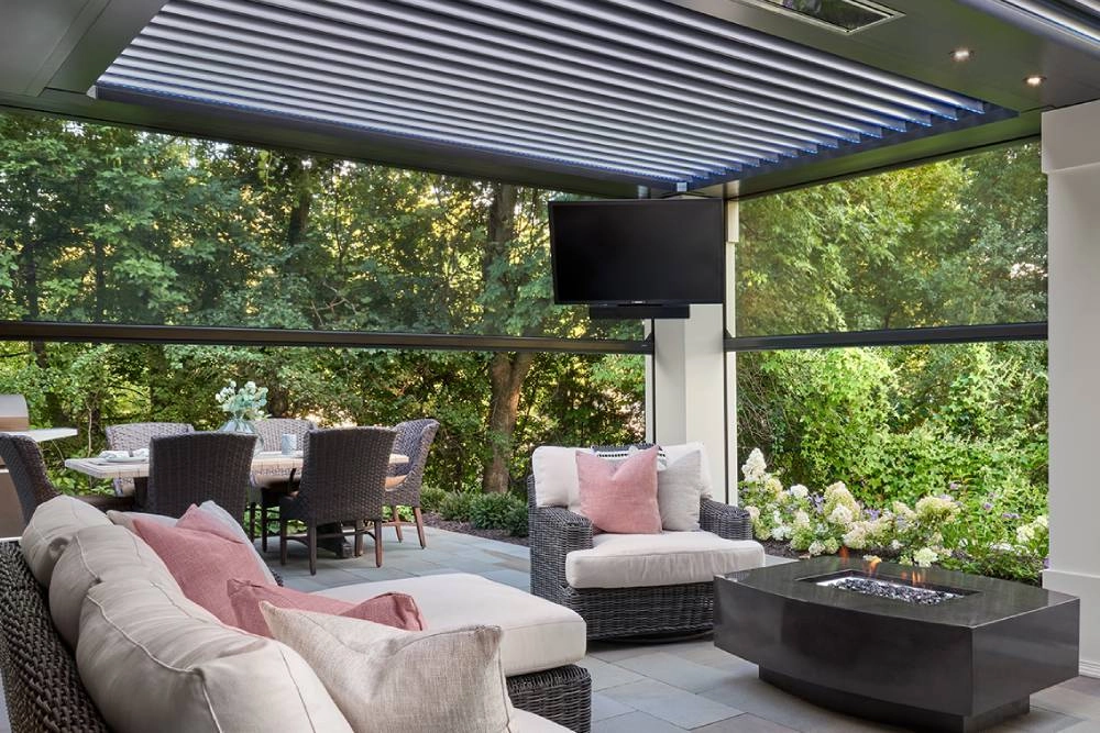 photo: 10033227-site-phantom-screens-retractable-patio-screens-in-an-outdoor-living-and-dining-room.jpg