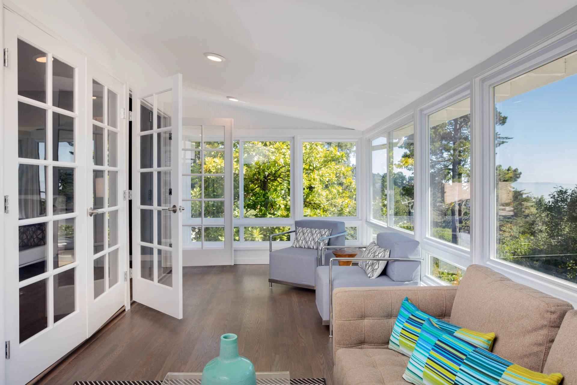 photo: 10040350-banner-the-best-window-treatments-for-large-windows.jpg