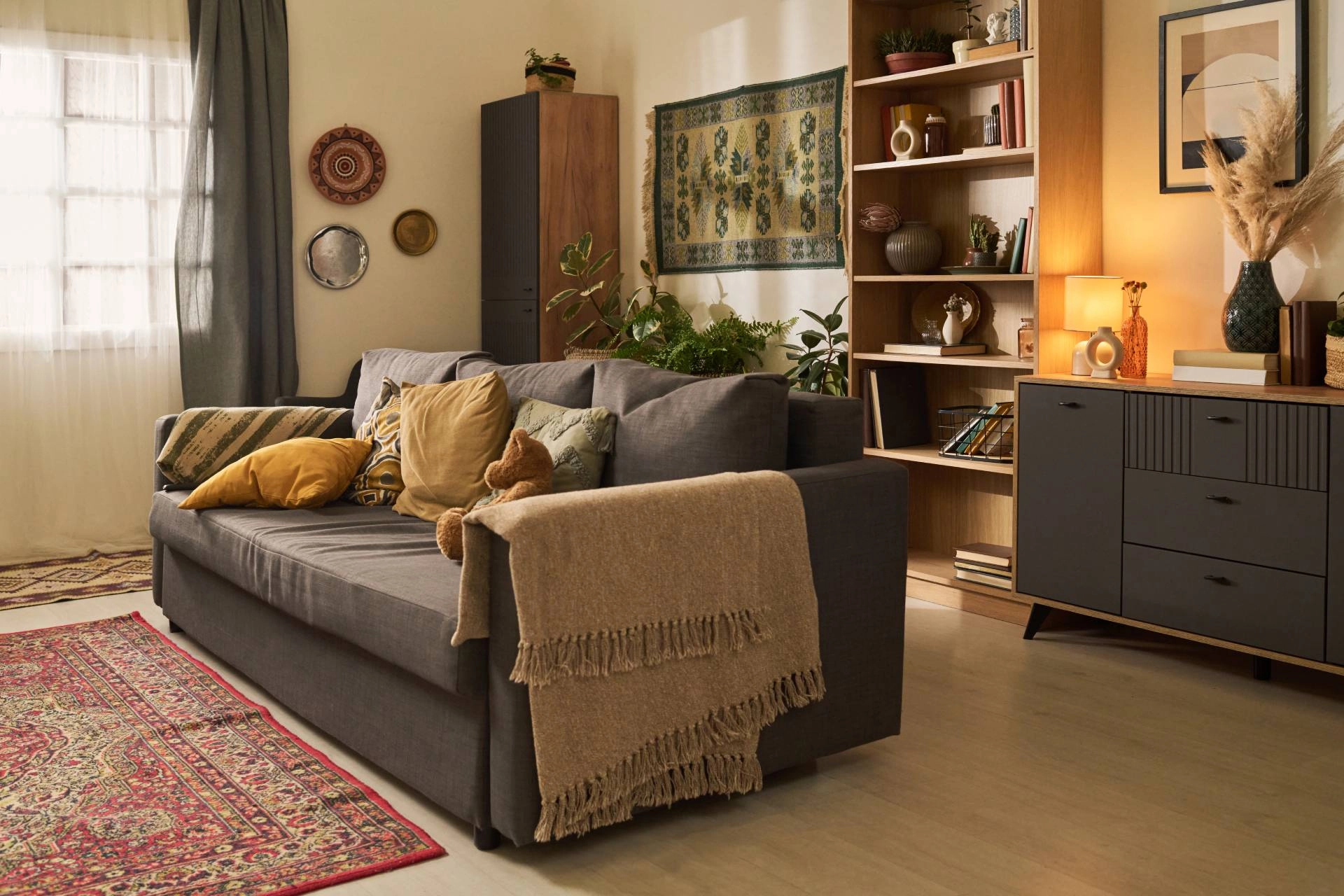 A cozy living room with a muted eclectic interior design theme at Sun Catchers near Chattanooga, (TN)