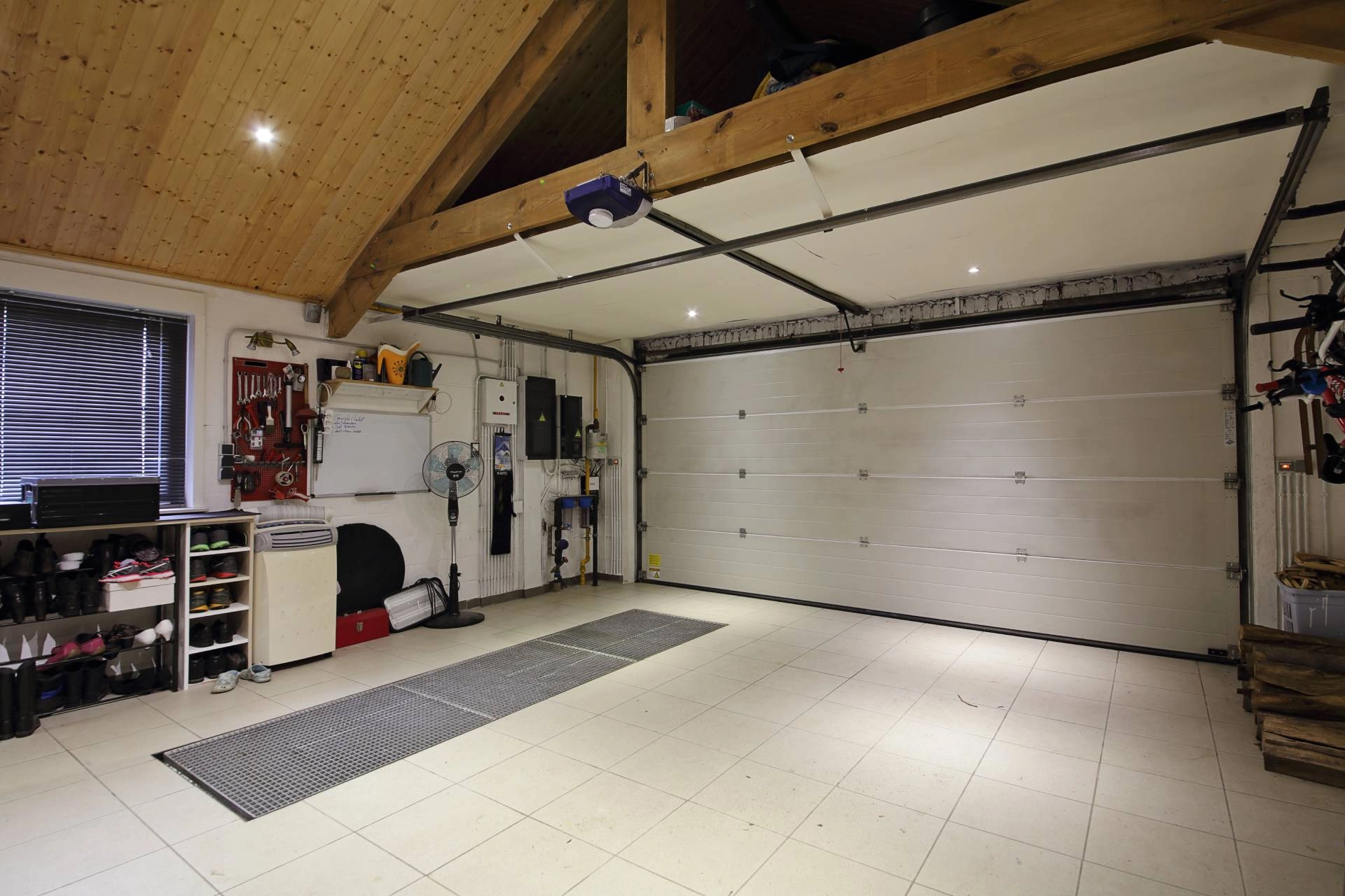 photo: 10190034-banner-the-best-blinds-for-garage-windows.jpg