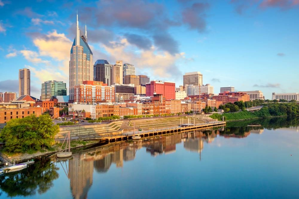 photo: 10041078-banner-the-nashville-tennessee-skyline-with-a-reflection-in-the-water.jpg