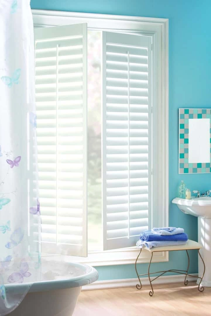 photo: 10040840-banner-window-treatments-to-withstand-heat-and-humidity.jpg