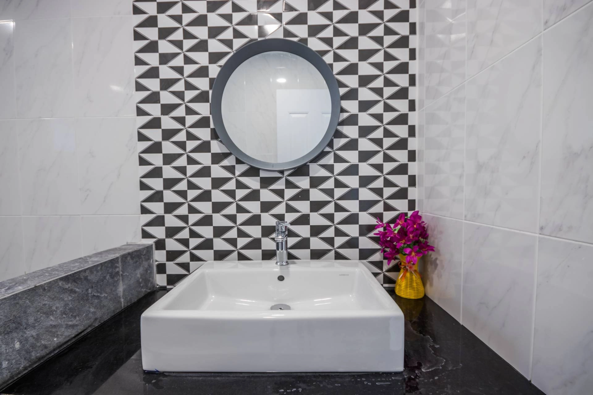 photo: 10049906-banner-can-you-put-wallpaper-in-bathrooms.jpg