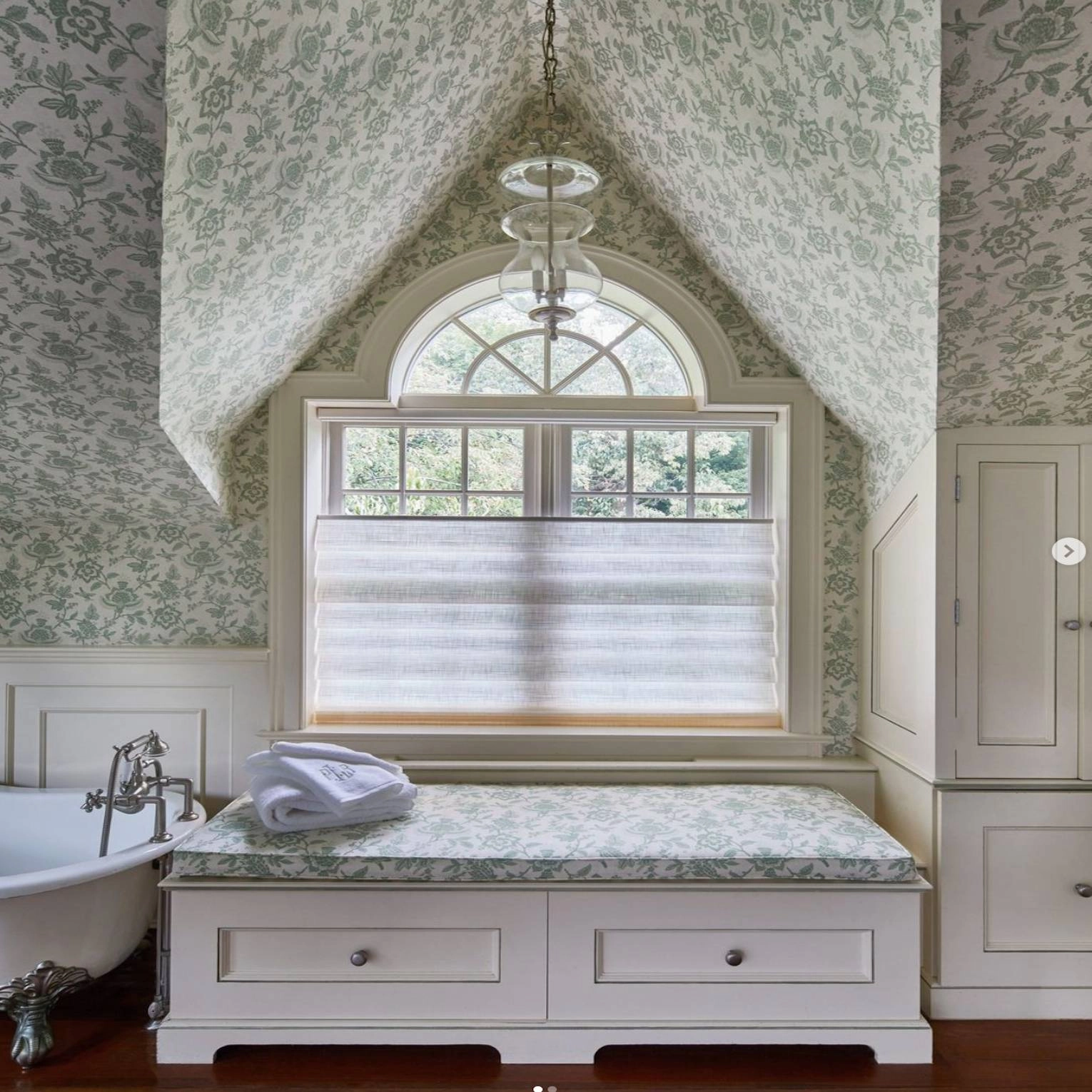 photo: 10041339-banner-what-are-the-benefits-of-decorating-your-bay-windows.jpg