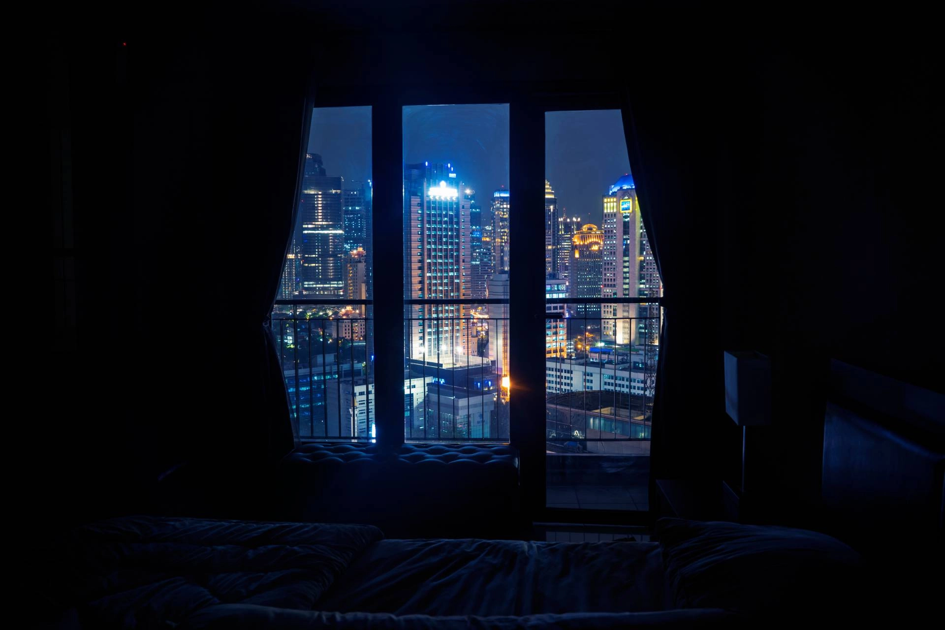 photo: 10024187-banner-six-ideas-for-decorating-bedroom-windows.jpg