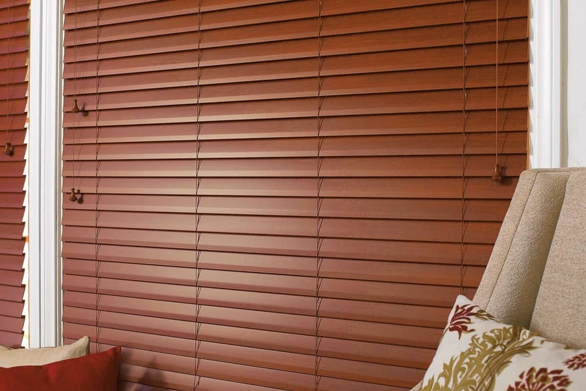 photo: 10036968-banner-finding-your-favorite-living-room-blinds.jpg