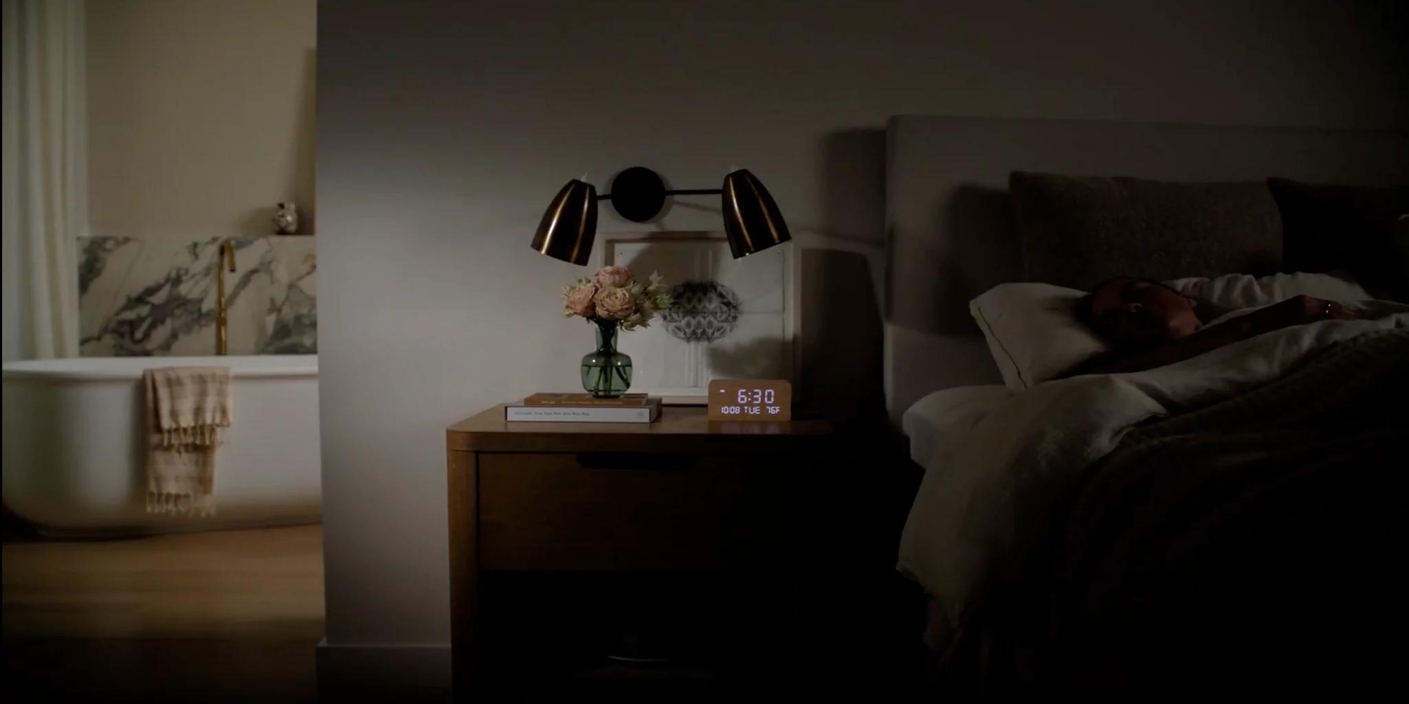 Enjoy a natural wake-up. Before the sun rises, wake up gradually as Aura shades emanate a lovely radiance.