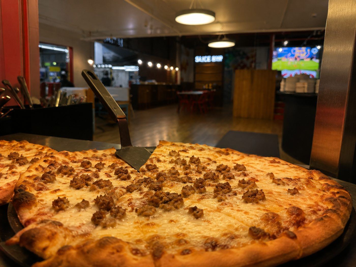 Kokonainen makkarapizza