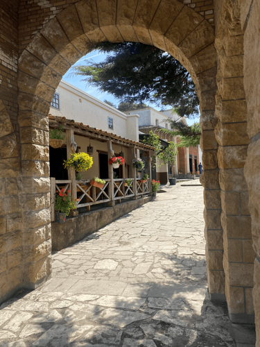 Foto van de voorkant van de romeinse herberg Knaapfood