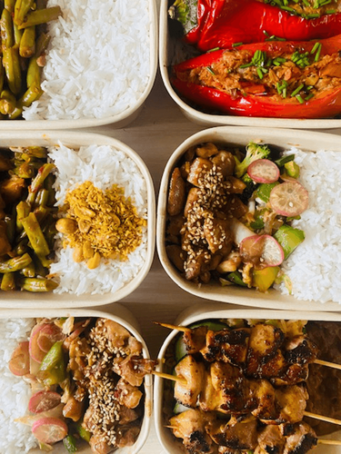 Foto's van bakjes met eten Knaapfood