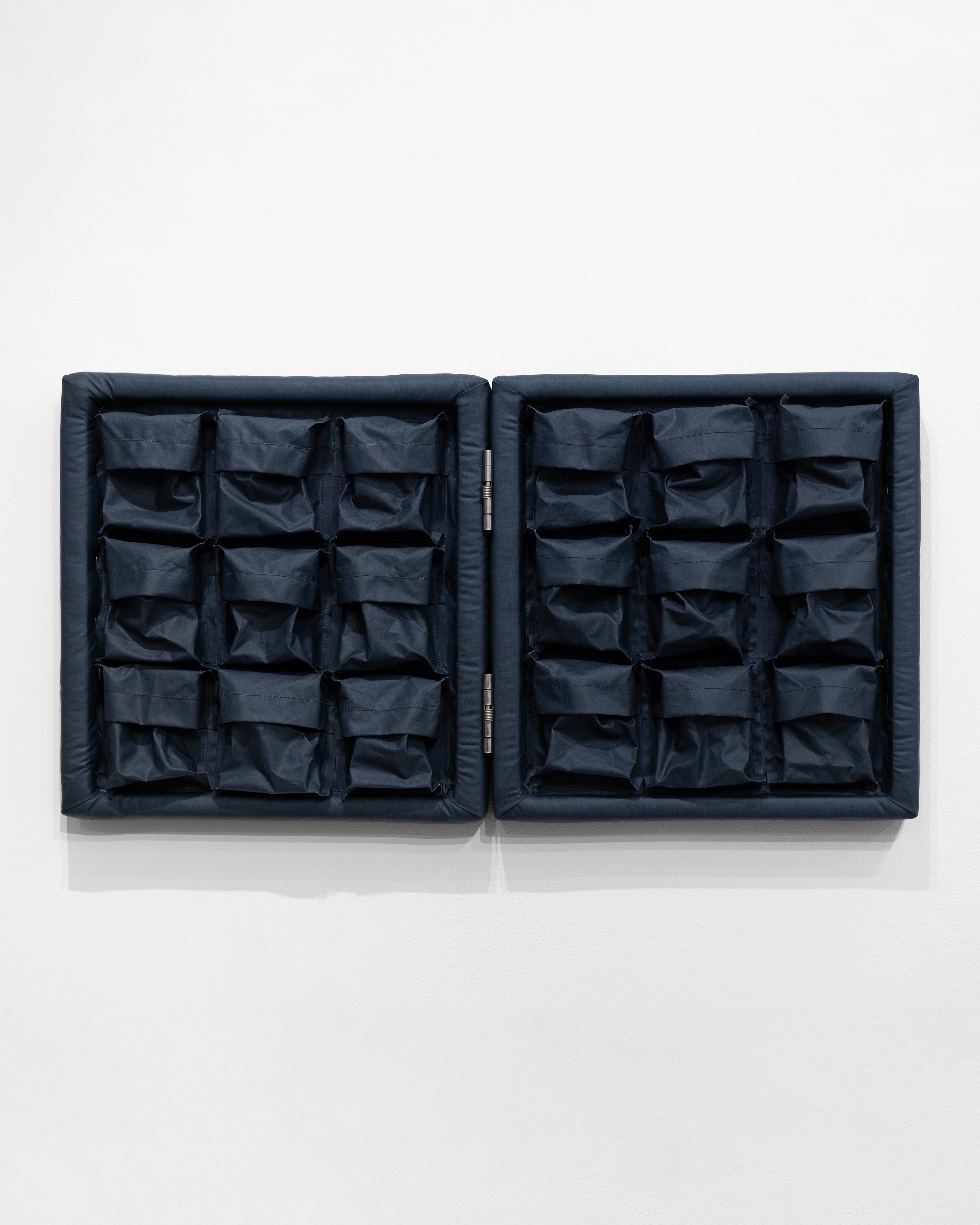Water-Repellent Double Frame with 18 Pockets