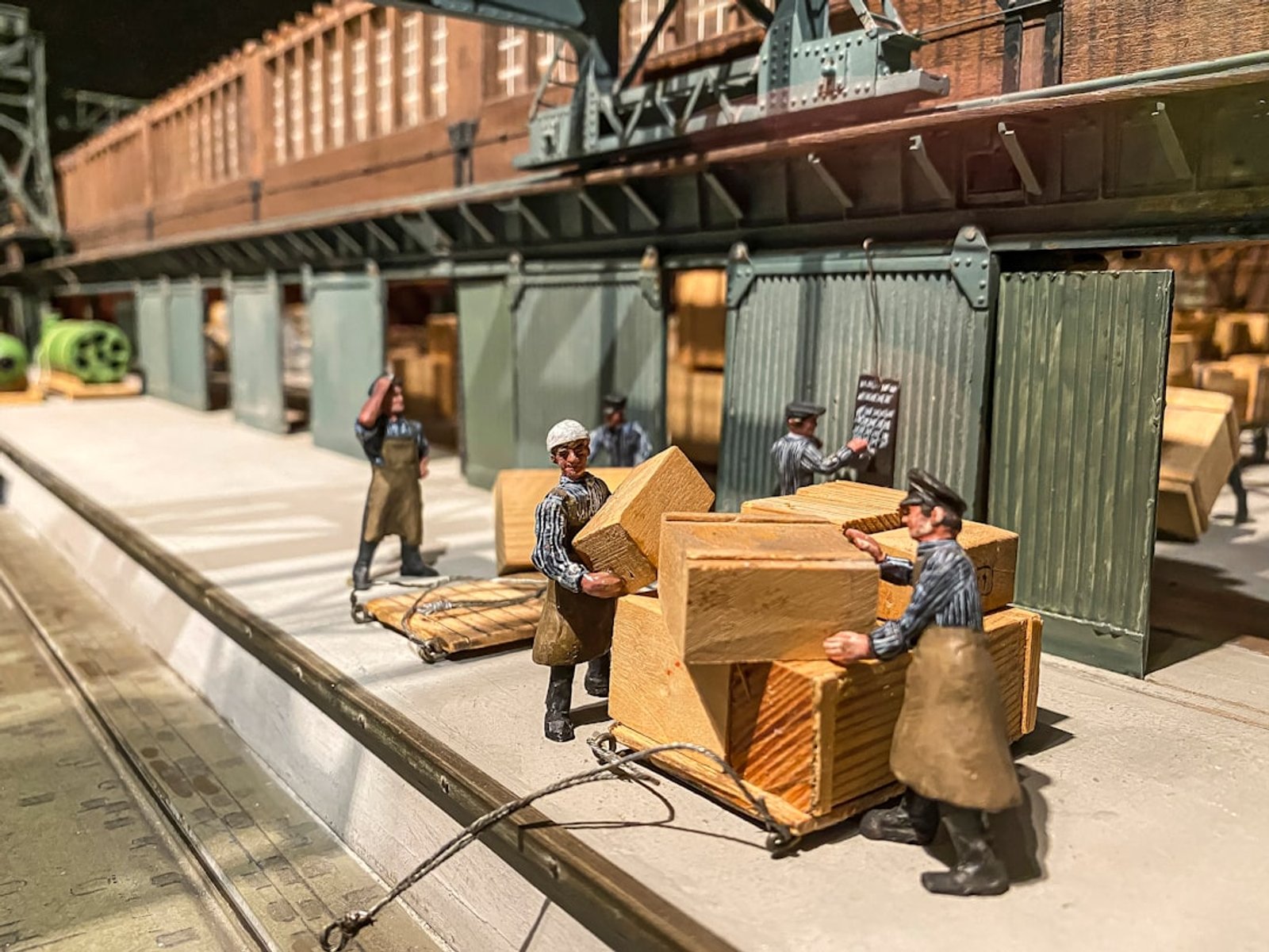 eine Gruppe von Menschen, die auf Bahngleisen Instrumente spielen