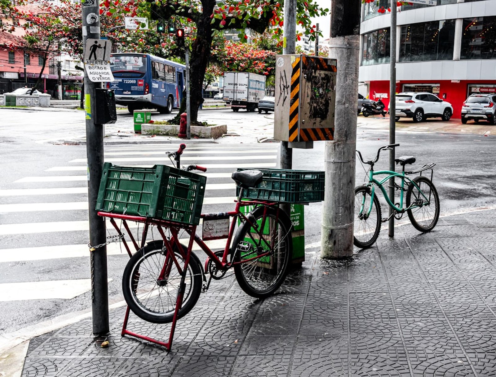 Deux vélos garés sur un trottoir en ville.