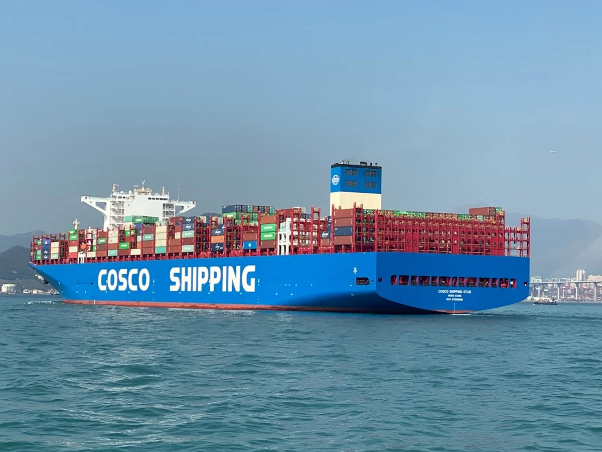 Aufnahme mit selektivem Fokus eines blau-roten Schiffs von Cosco Shipping