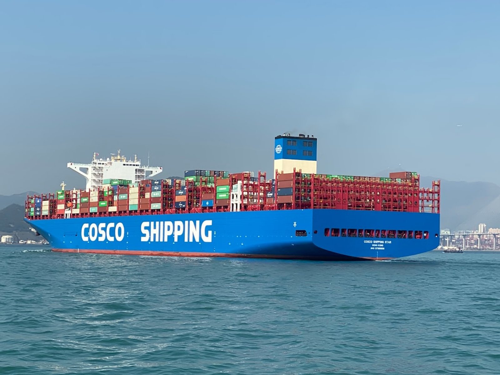 Aufnahme mit selektivem Fokus eines blau-roten Schiffs von Cosco Shipping