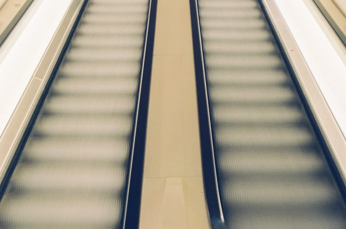 weiß-blaue Rolltreppe in einem Raum