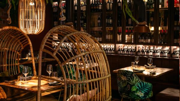 Exterior e interior de Carnal Steakhouse, restaurante de carne a la brasa en la calle Enric Granados del Eixample de Barcelona