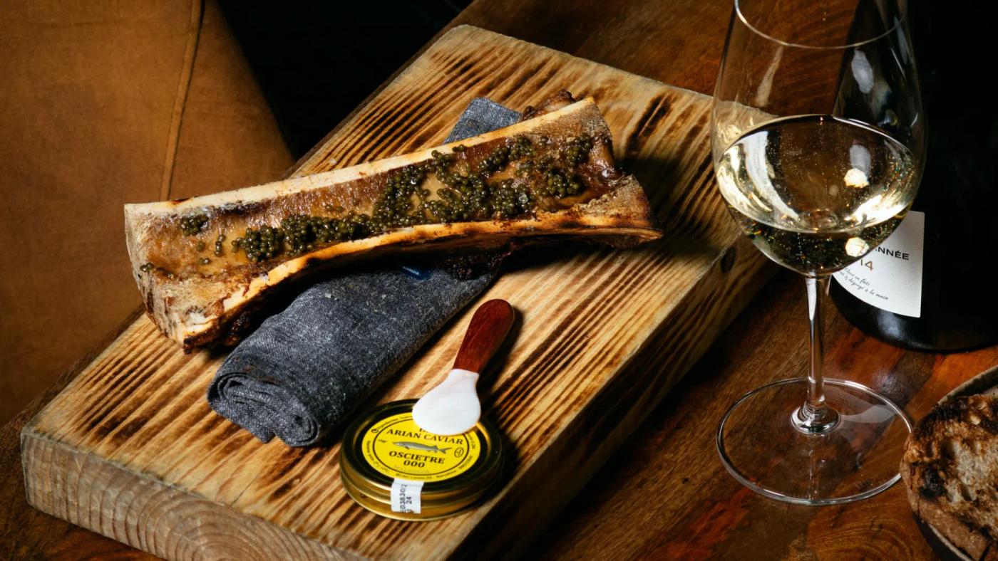 Tall longitudinal de moll de l'ós a la brasa coronat amb caviàr Beluga al restaurant Carnal Steakhouse