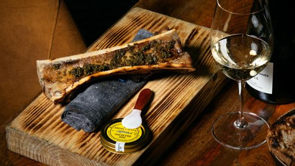 Tall longitudinal de moll de l'ós a la brasa coronat amb caviàr Beluga al restaurant Carnal Steakhouse