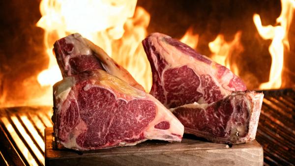 Brasa de leña con fuego vivo en la cocina de Carnal Steakhouse, restaurante de carne a la brasa en el Eixample de Barcelona