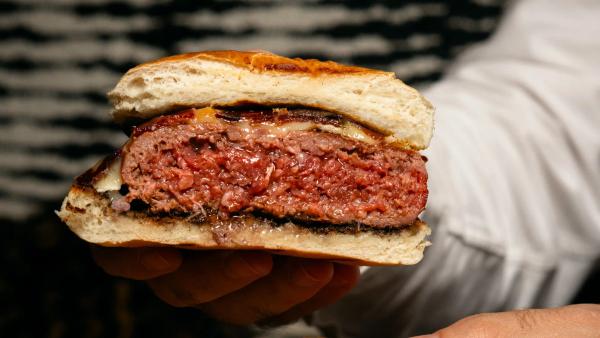Hamburguesa de vedella madurada a la brasa amb cheddar fumat, encurtits i brioix artesà a Carnal Steakhouse, restaurant de carn a l'Eixample de Barcelona