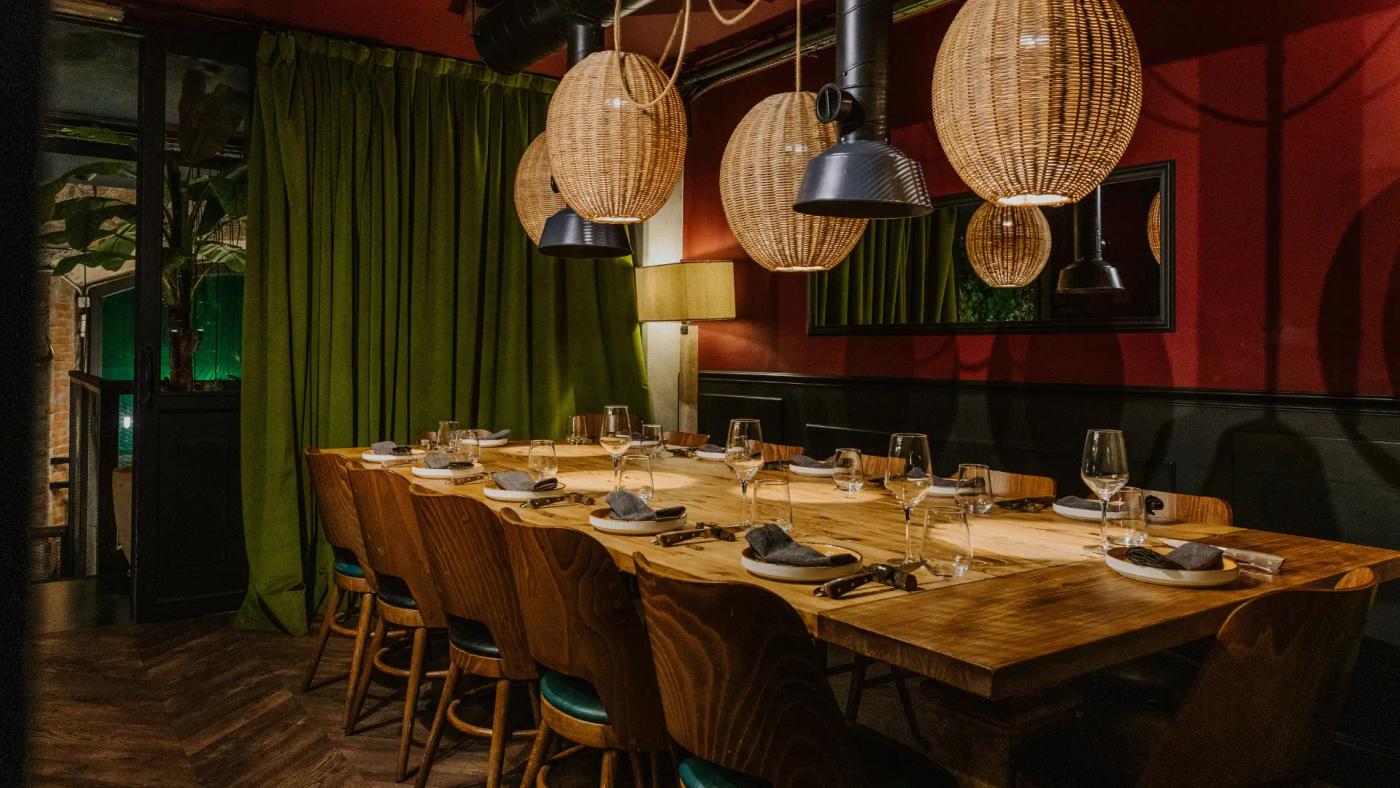 Àpats d'empresa i sopars de grup amb carn premium a Carnal Steakhouse, restaurants per a grups a l'Eixample de Barcelona.