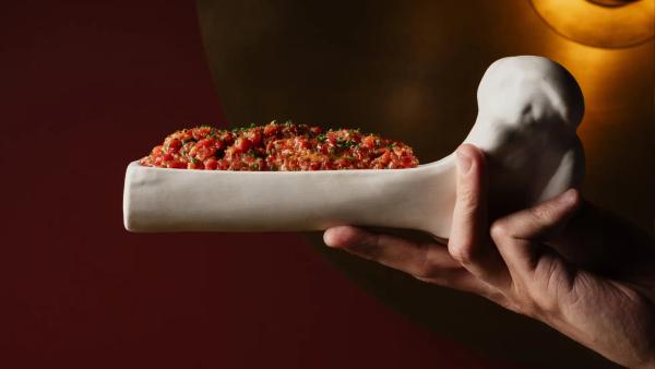 Steak tartar de buey con yema confitada al centro, servido en Carnal Steak House Barcelona, listo para mezclar en mesa