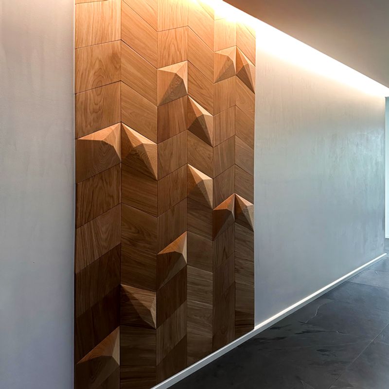 Geometrische Holzwandkunst im Eingangsbereich – Projekt für David detail 2