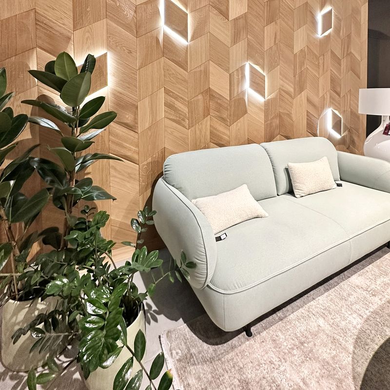 Moderne Panelwand mit Licht im KLER-Showroom Warschau detail 1
