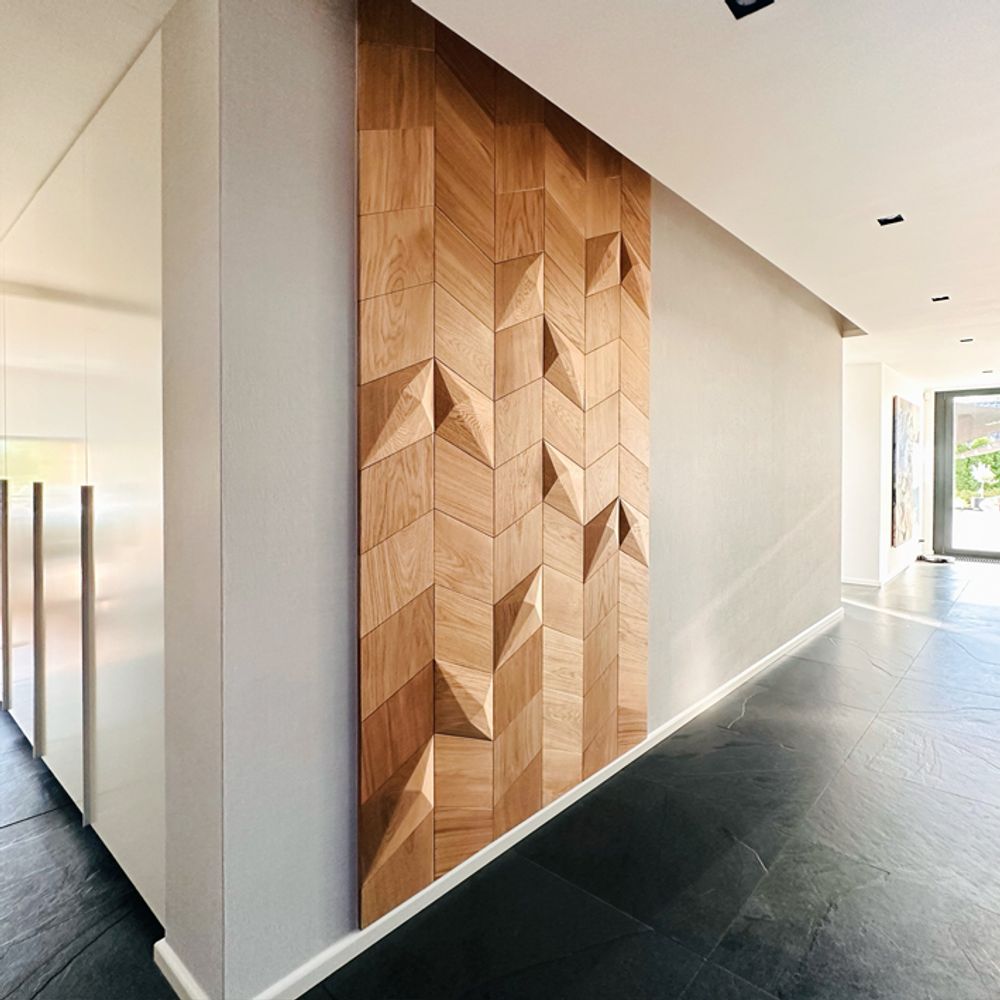 Geometrische Holzwandkunst im Eingangsbereich – Projekt für David